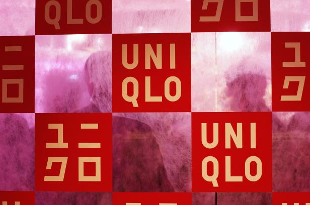Ein Schaufenster von Uniqlo mit einem abstrakten, rosa Hintergrund.