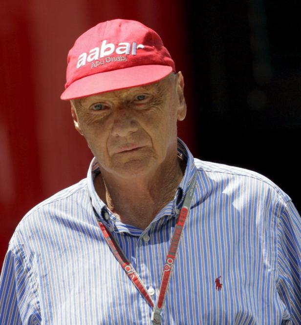 Niki Lauda mit roter Kappe und blau gestreiftem Hemd.