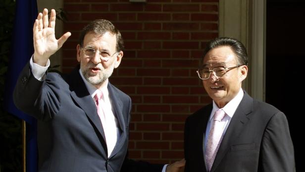 Premier Rajoy (li.) und Wu Bangguo, Präsident des Volkskongresses Mariano Rajoy trifft einen asiatischen Würdenträger.