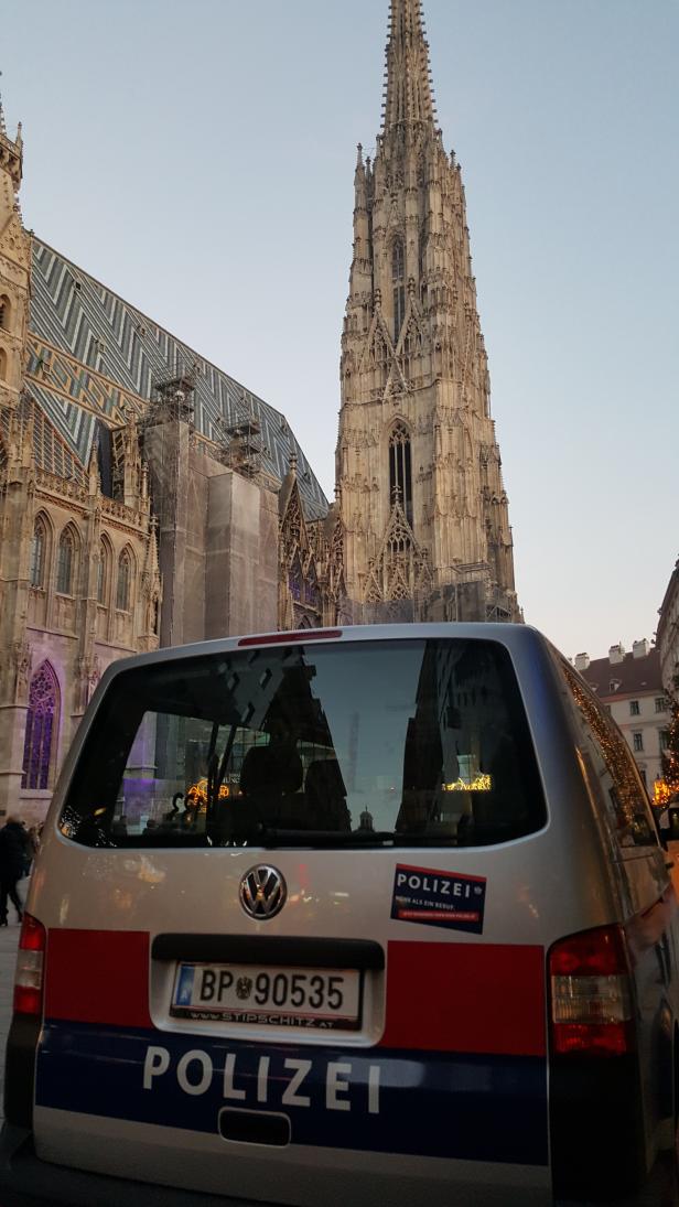 Ein Polizeiauto vor dem Stephansdom in Wien.