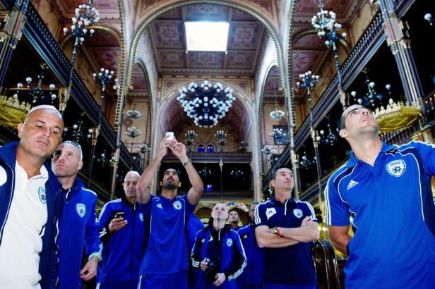Am Dienstag besuchten die Spieler des israelischen Nationalteams die Große Synagoge in Budapest. Antisemitische Ausfälle bei Testmatch