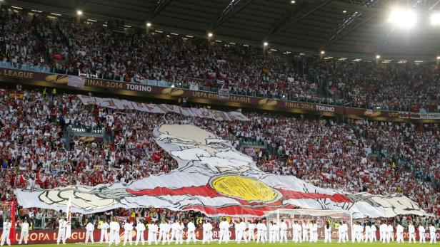 Fans zeigen ein großes Banner während eines Europa League Spiels im Stadion.