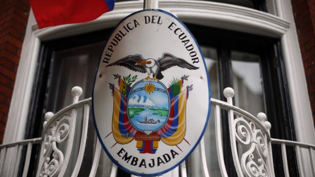 Das Wappen der Republik Ecuador an einem Gebäude.
