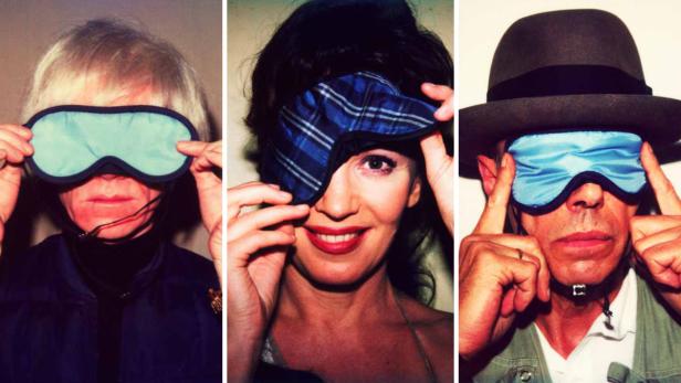 Drei Personen, darunter Andy Warhol, tragen Schlafmasken.