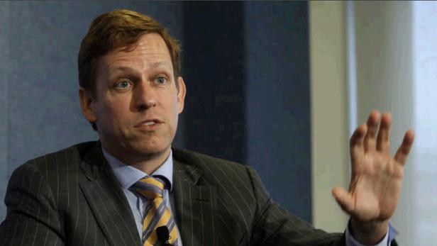 Peter Thiel gestikuliert während einer Rede.