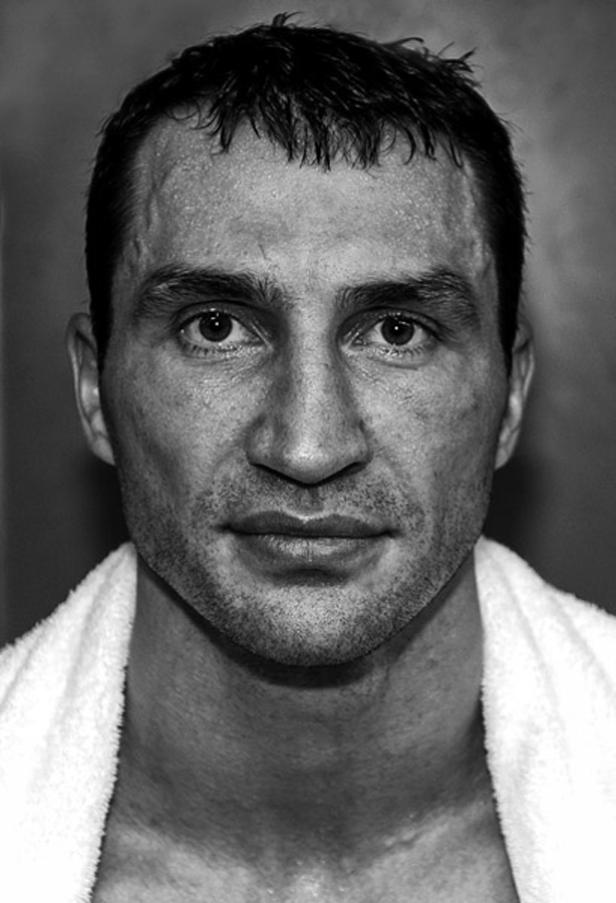Schwarzweiß-Porträt von Wladimir Klitschko mit einem Handtuch um den Hals.