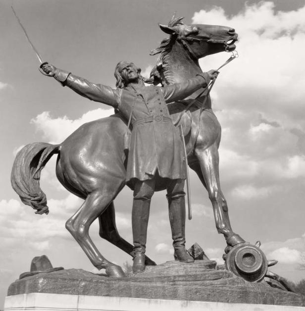 Eine Statue eines Mannes zu Pferd, der ein Schwert in die Höhe hält.