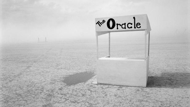 Ein leerer Stand mit der Aufschrift „The Oracle“ steht in einer trostlosen Landschaft.