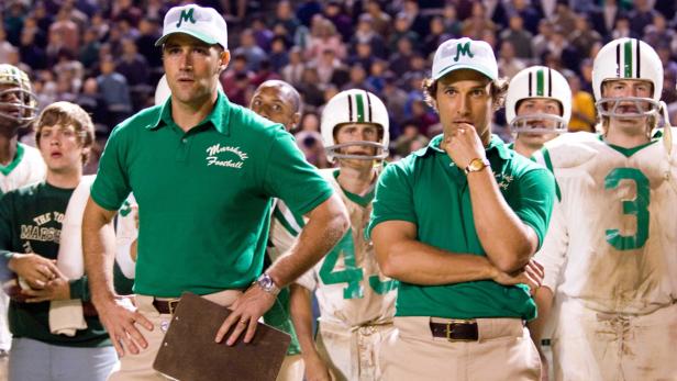 Matthew McConaughey und Matthew Fox als Footballtrainer in dem Film „We Are Marshall“.