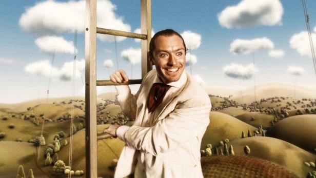 Ein lächelnder Mann in einem hellen Anzug klettert auf einer Leiter vor einer gemalten Landschaft.