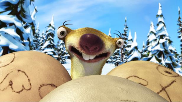 Das Faultier Sid aus „Ice Age“ steht hinter bemalten Ostereiern in einer verschneiten Landschaft.