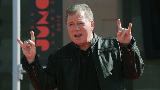 William Shatner macht das „Rock on“-Handzeichen.