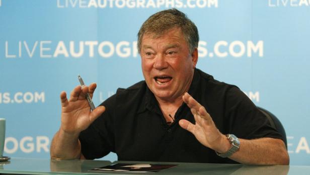 William Shatner gestikuliert bei einer Autogrammstunde mit einem Stift in der Hand.