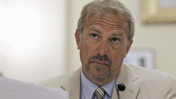 Ein Porträt von Kevin Costner in einem hellen Anzug.