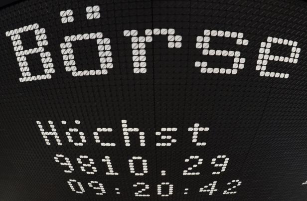 Eine Anzeigetafel zeigt den aktuellen Höchststand der Börse an.