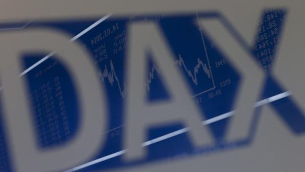Der DAX-Index wird auf einem Bildschirm mit Kursdaten und Grafiken angezeigt.