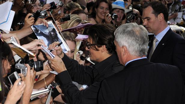Johnny Depp gibt Autogramme für Fans.