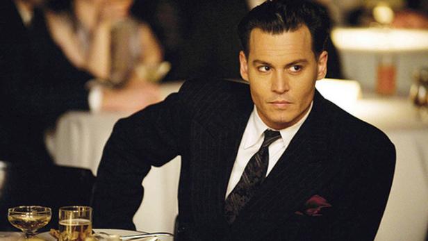 Johnny Depp in einem dunklen Anzug bei einer formellen Veranstaltung.