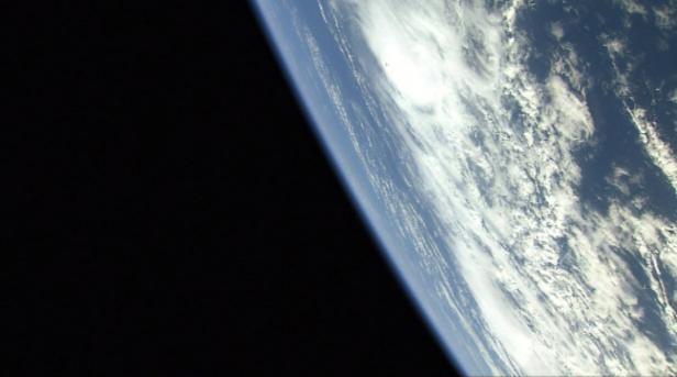 Ein Blick auf die Erde und die Wolken vom Weltraum aus.