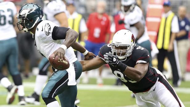Ein Footballspieler der Philadelphia Eagles wird von einem Spieler der Arizona Cardinals angegriffen.