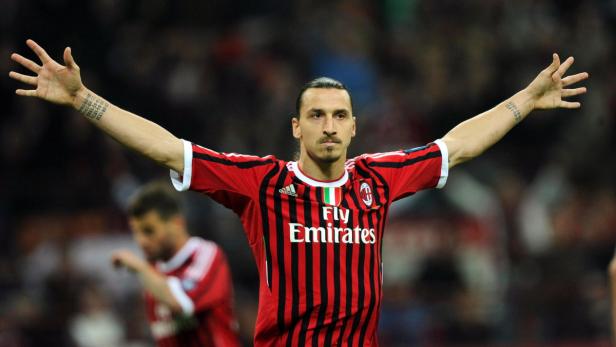 Zlatan Ibrahimović im rot-schwarzen Trikot mit erhobenen Armen.