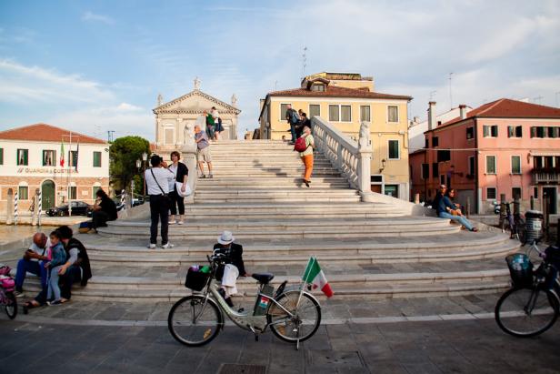 Die Calatrava-Brücke in Venedig ist von Touristen bevölkert.