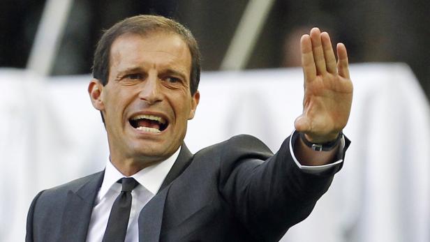 Massimiliano Allegri gestikuliert während eines Spiels.