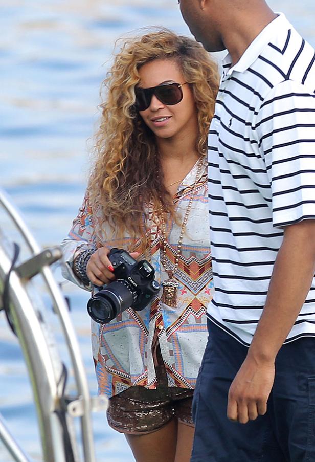 Beyoncé hält eine Kamera in der Hand, neben ihr steht eine weitere Person.