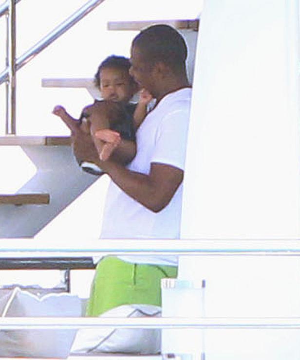 Ein Mann hält ein kleines Kind im Arm, möglicherweise auf einem Boot.