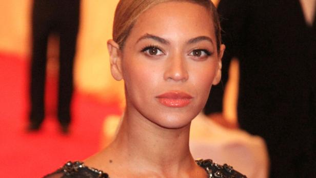Nahaufnahme von Beyoncé mit neutralem Gesichtsausdruck.