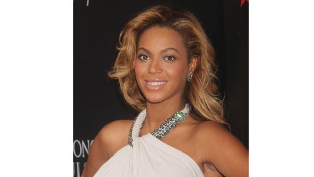 Porträt von Beyoncé in einem weißen Kleid mit Strassbesatz.