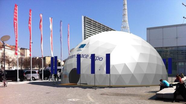 Die European Space Expo in einem geodätischen Dom auf einem öffentlichen Platz.