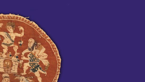 Ein Ausschnitt einer antiken Wandteppich mit figürlichen Darstellungen.