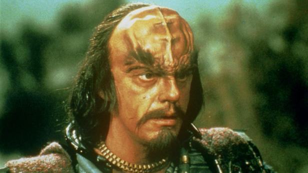 Ein Mann mit Stirnwülsten, vermutlich ein Klingone aus Star Trek.