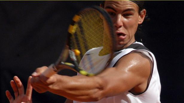 Rafael Nadal beim Aufschlag während eines Tennisspiels.