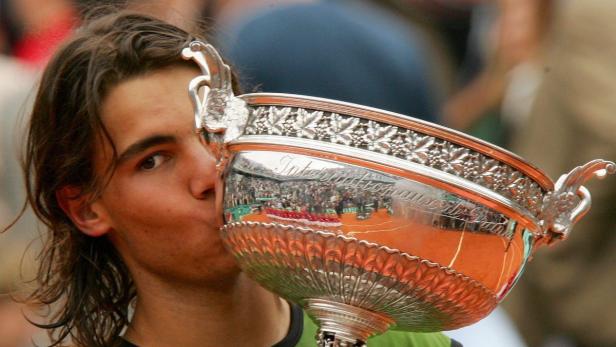 Rafael Nadal küsst die Trophäe der French Open.