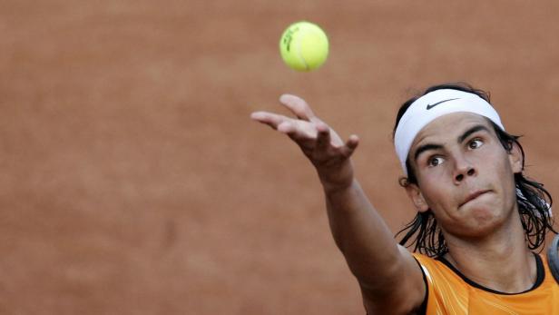 Rafael Nadal beim Aufschlag während eines Tennisspiels.