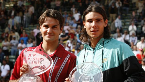 Roger Federer und Rafael Nadal posieren mit ihren ATP Masters Series Trophäen.