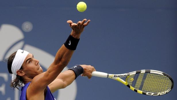Rafael Nadal beim Aufschlag während eines Tennisspiels.