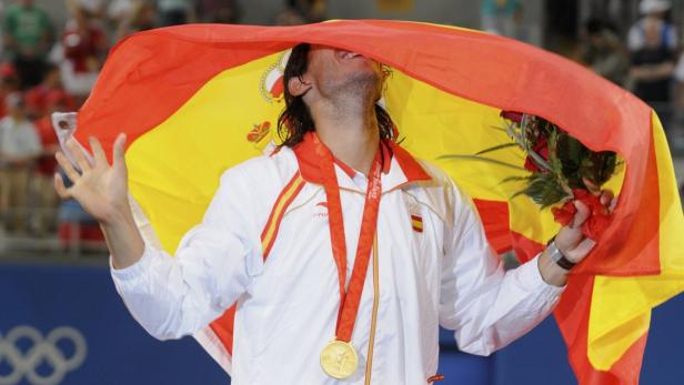 Rafael Nadal mit spanischer Flagge und Goldmedaille bei den Olympischen Spielen.