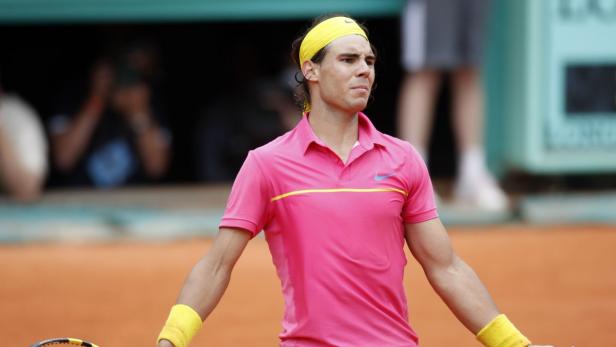 Rafael Nadal auf einem Tennisplatz während eines Spiels.