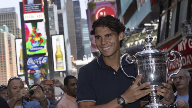 Rafael Nadal hält die Trophäe der US Open vor dem Hintergrund des Times Square.