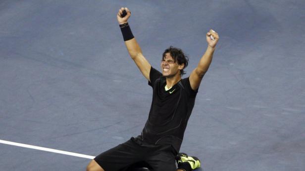 Rafael Nadal feiert einen Sieg auf dem Tennisplatz.