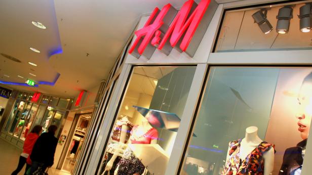 Ein H&M-Geschäft in einem Einkaufszentrum mit Schaufensterpuppen in der Auslage.