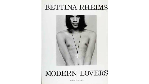 Das Cover des Buches „Modern Lovers“ von Bettina Rheims zeigt eine Porträtaufnahme einer Person mit einem Kreuzanhänger.