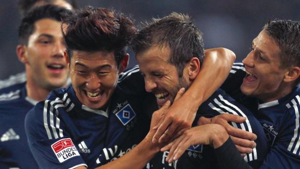 Mehrere Fußballspieler des Hamburger SV feiern gemeinsam ein Tor.