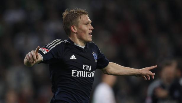 Ein Fußballspieler im Trikot des Hamburger SV jubelt.