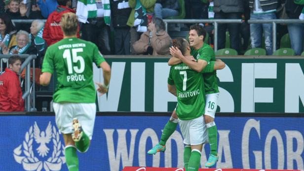 Fußballspieler von Werder Bremen feiern ein Tor.