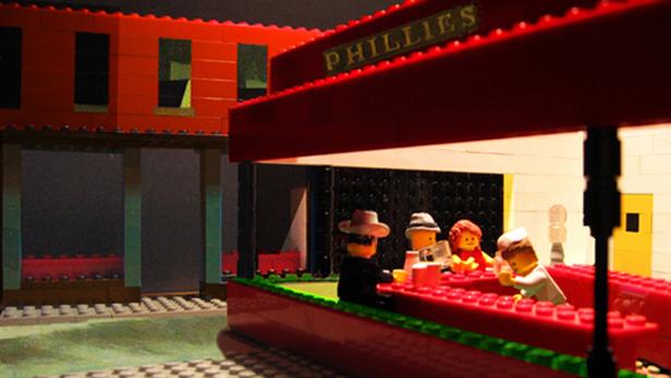 Ein aus Legosteinen gebautes Diner mit dem Schriftzug „Phillies“ und mehreren Lego-Figuren.