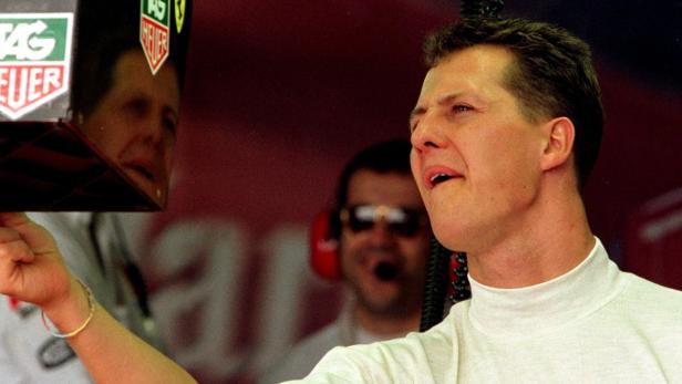 Michael Schumacher während eines Rennens, möglicherweise mit TAG Heuer Sponsoring.